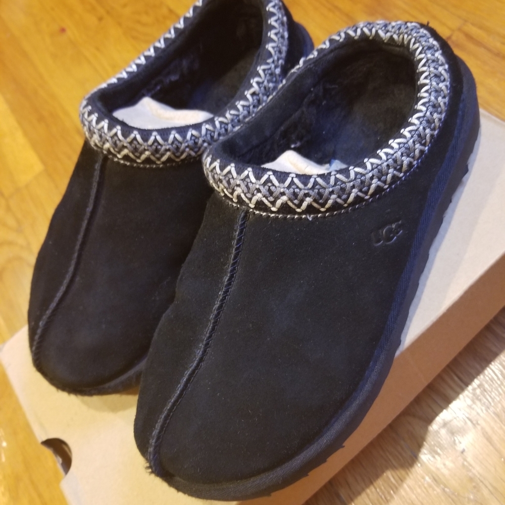 Black ugg tasmen